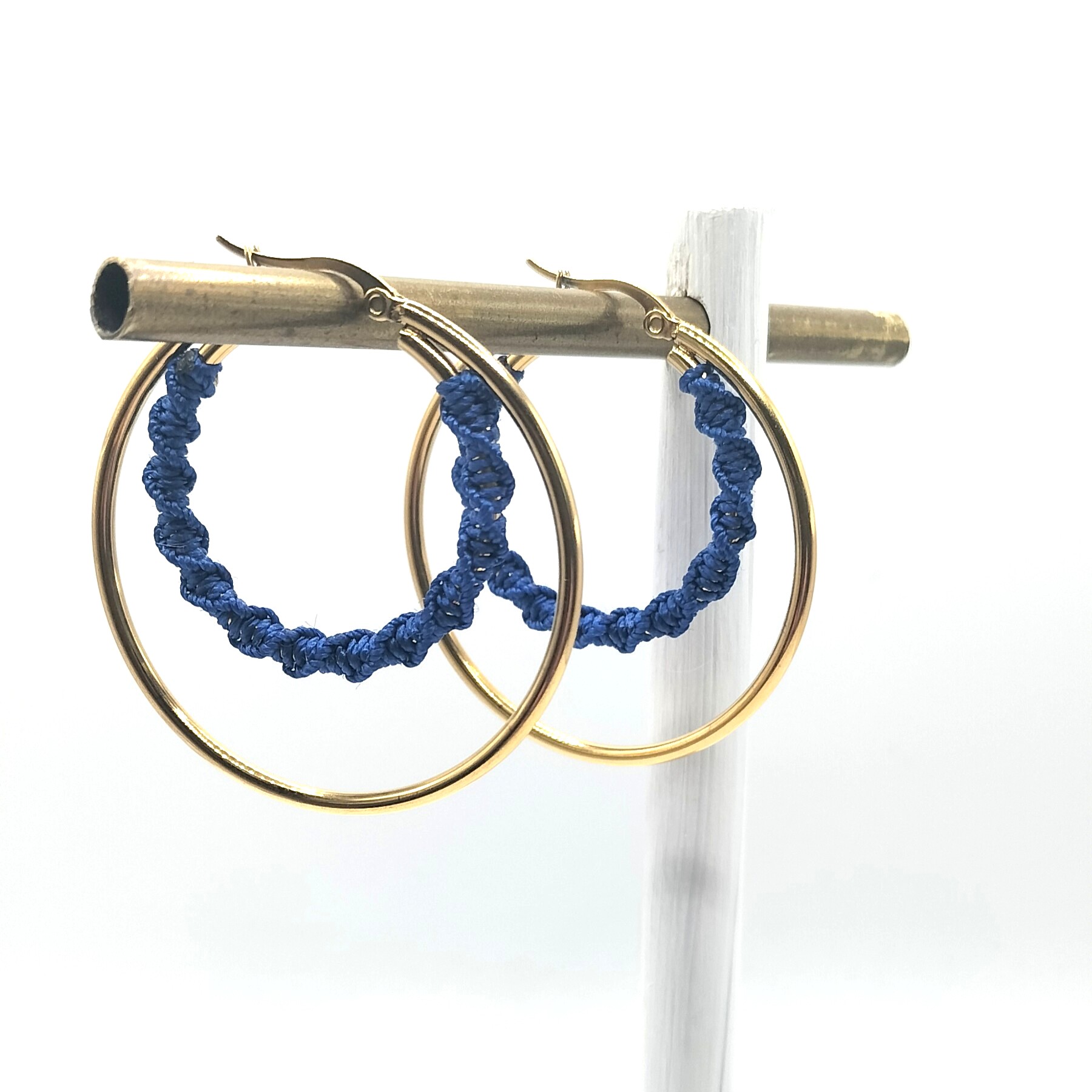 Créoles Dalida en macramé tissé à la main sur anneaux dorés couleur gitane