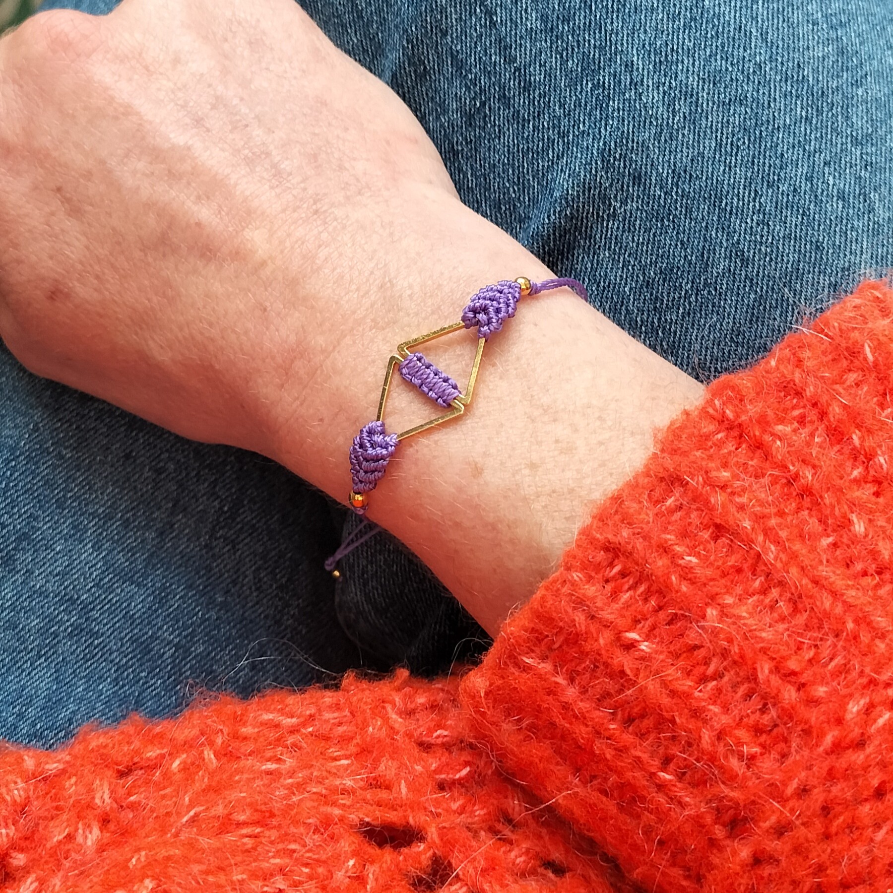 Bracelet TAO couleur lavande porté
